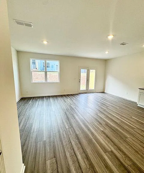 502 Robson Dr — Photo 2