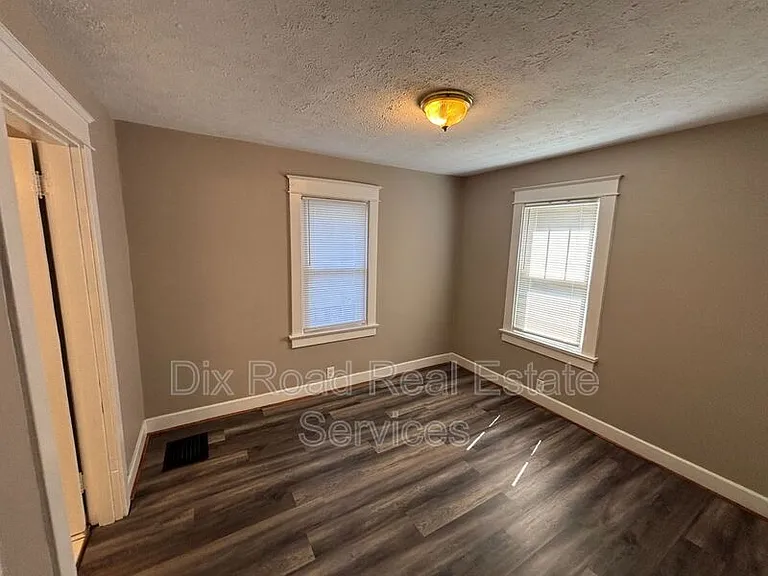 963 N E St — Photo 13