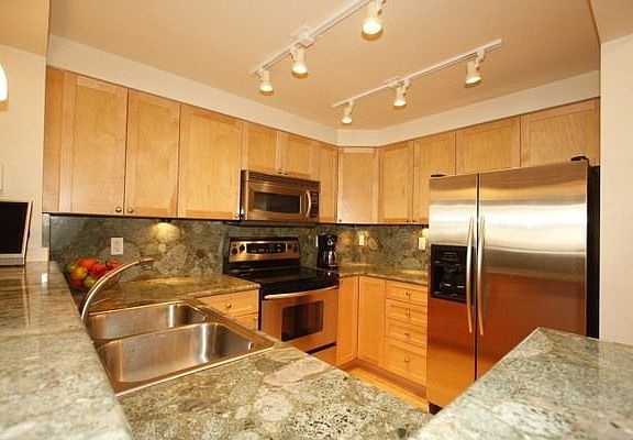 Kitchen w slab granite