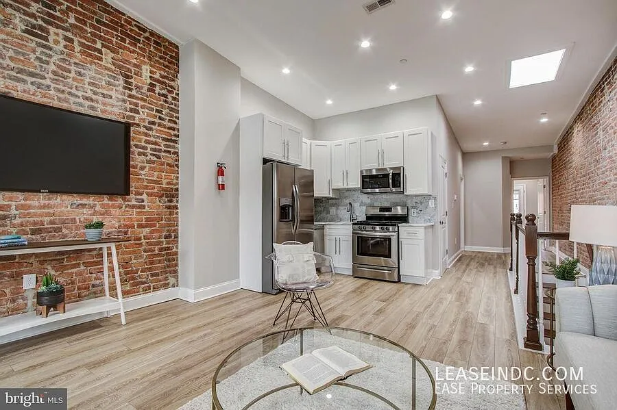 2 bed, 843 sqft, $3,000 — Photo 4