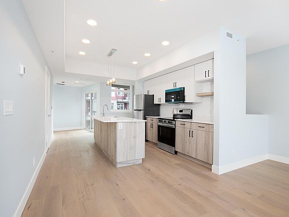 5th image of 215 Royal Ave #402