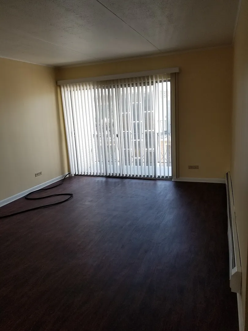 Stickney 6921-6925 — Photo 2
