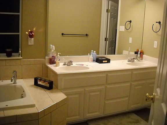 4th image of 211 Rolling Hills Ln