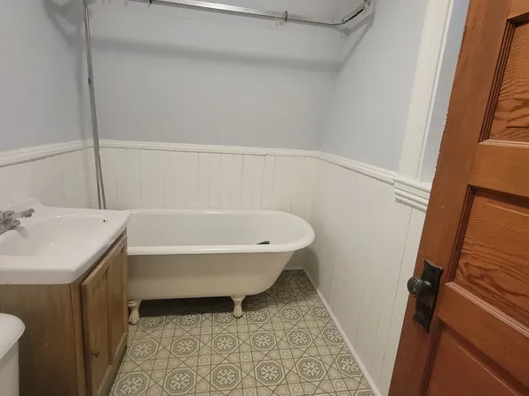 18 9th St, Auburn, ME 04210