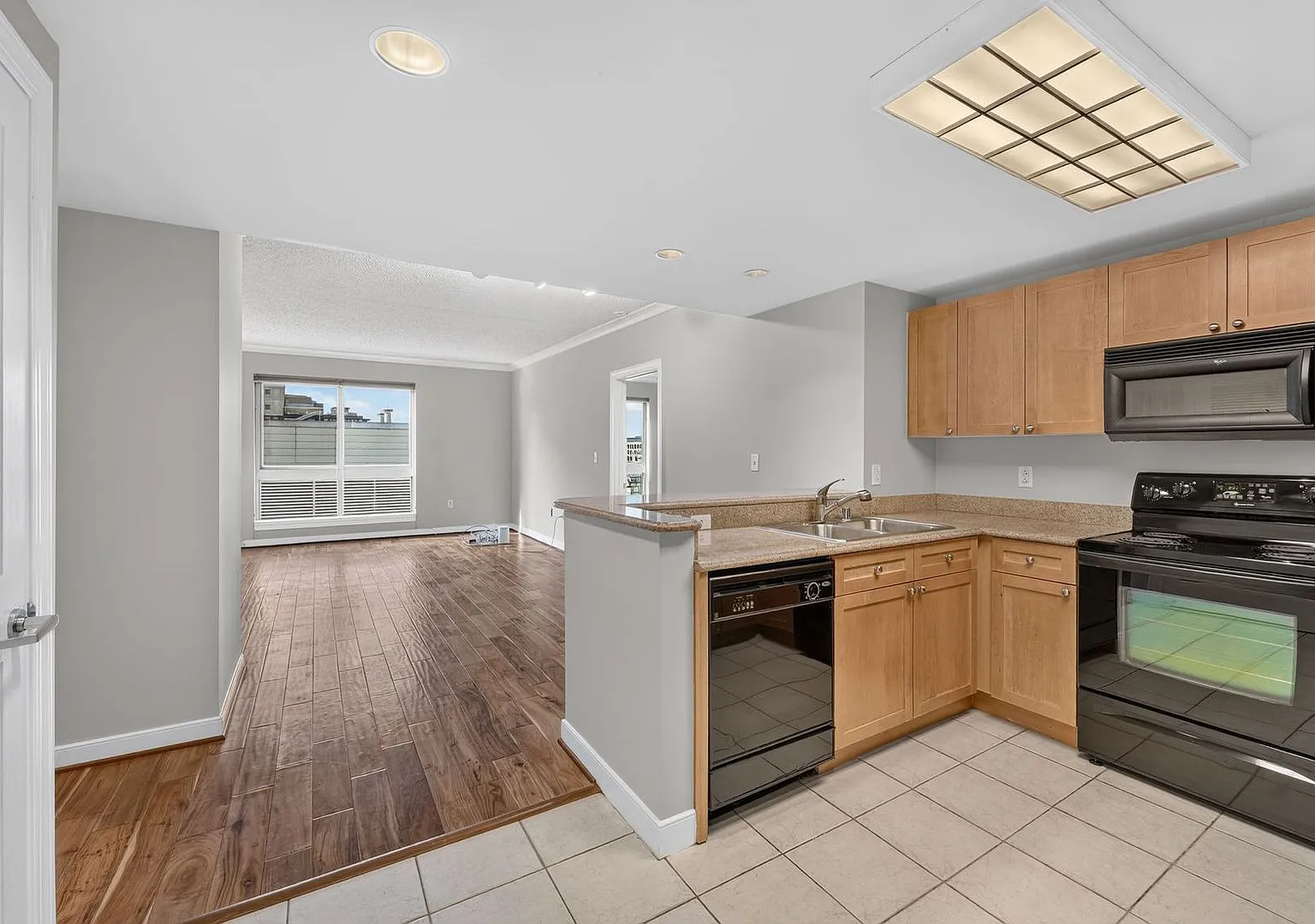 Prime DC Living: Executive 2BD/2BA Apartment in Chinatown/Gallery Place — Photo 2