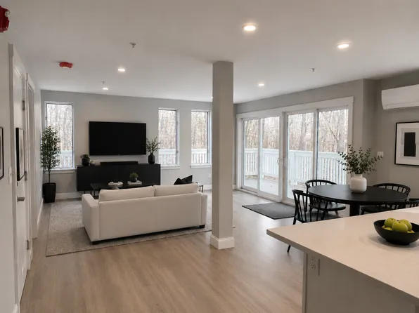 2 Village Green Dr #201, Kittery, ME 03904