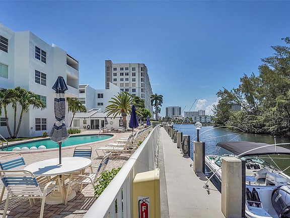 2nd image of 2860 NE 14th Street Causeway #306D