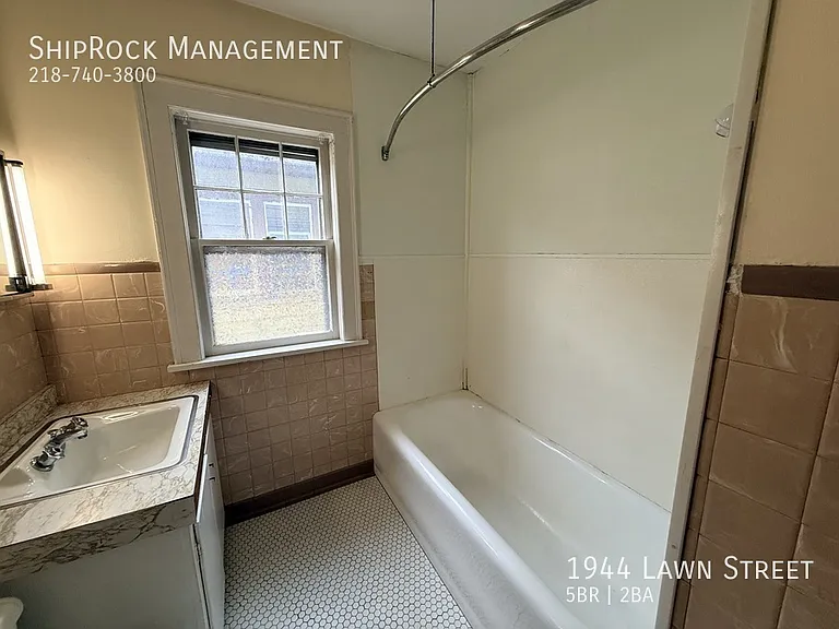1944 Lawn St — Photo 10