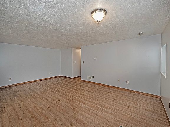 5th image of 2750 Iowa Dr APT 14