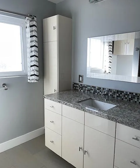 Hallway bath for Bedroom 2