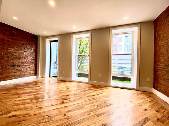 4th image of 419 Tompkins Ave #2