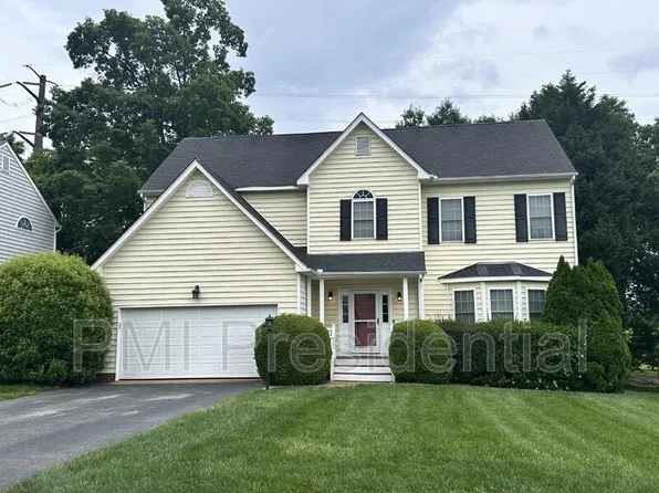 1213 Hawkins Wood Cir, Midlothian, VA 23114