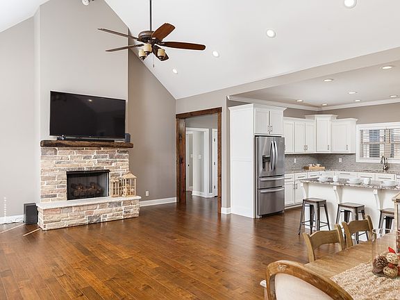 5th image of 119 Chestnut Oak Dr