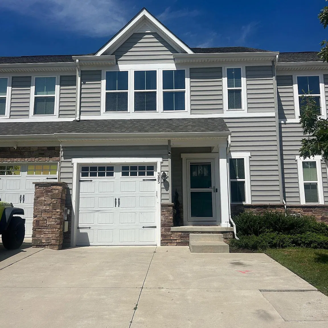 3 bed, 2.5 bath, 2550 sqft, $3,000 — Photo 2