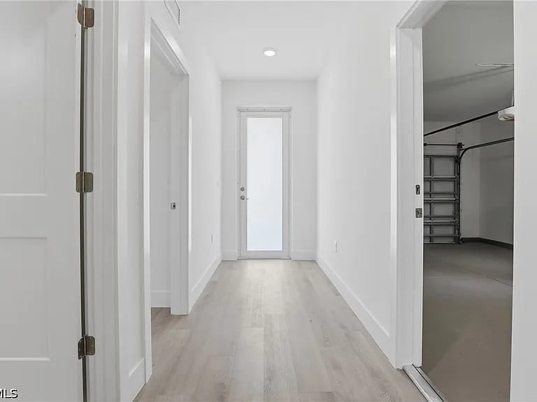 721 Ivan Ave S — Photo 11