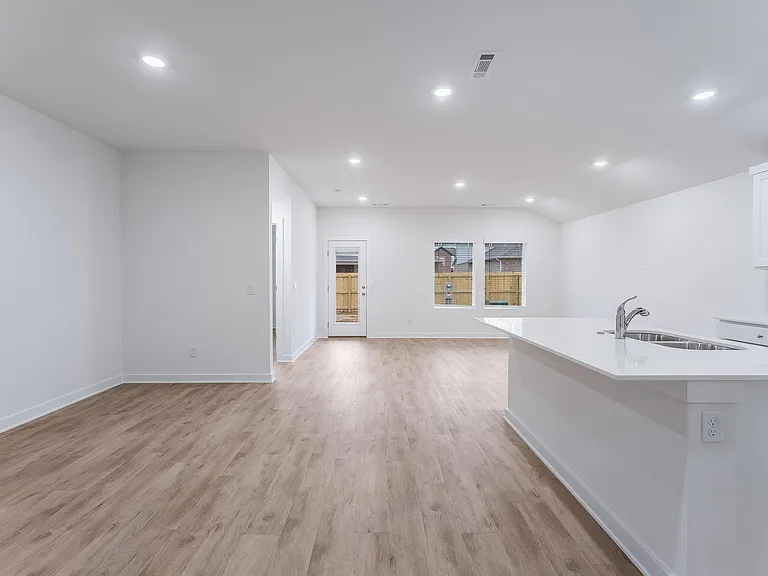 138 S Maroon Ave — Photo 4