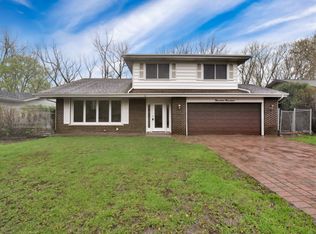 1919 E Hopi Ln, Mount Prospect, IL