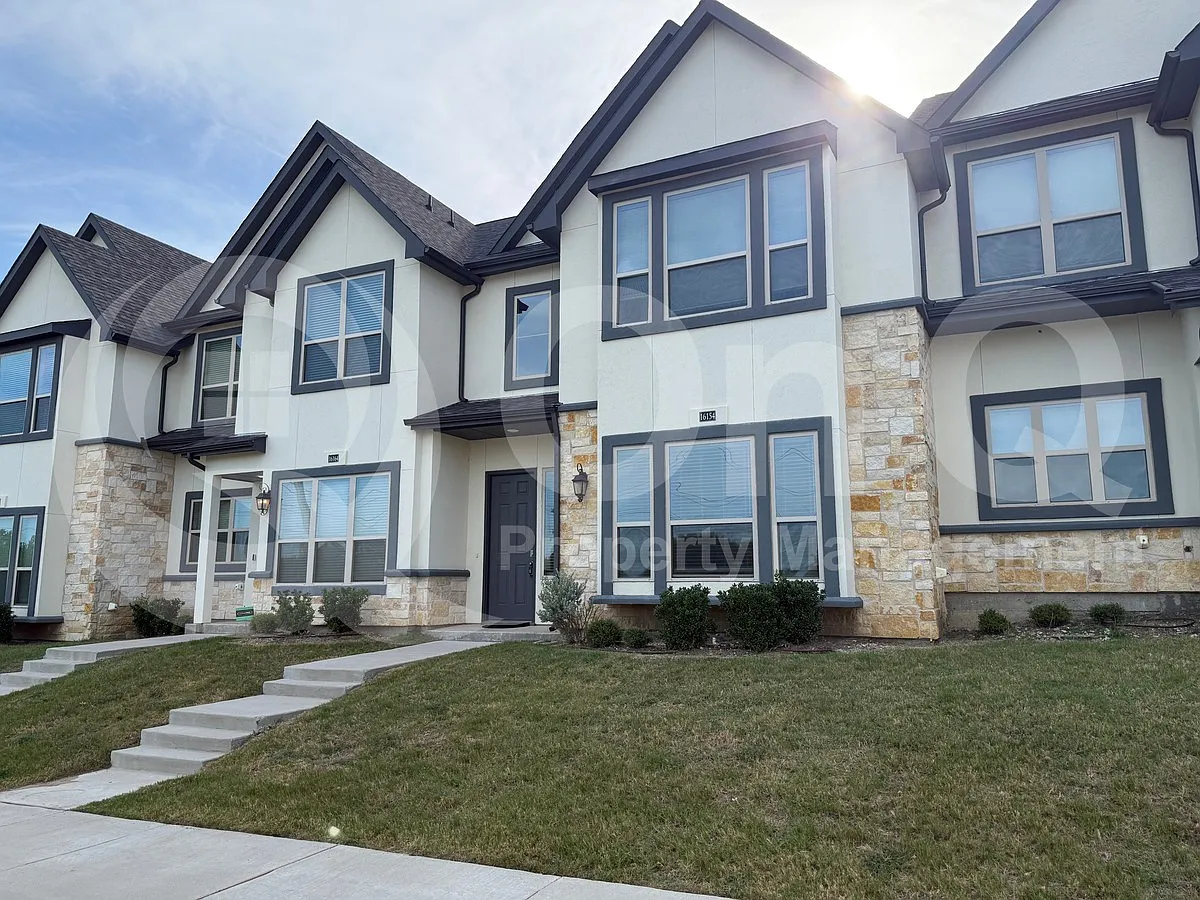 4 bed, 2.5 bath, 2159 sqft, $2,449 — Photo 3