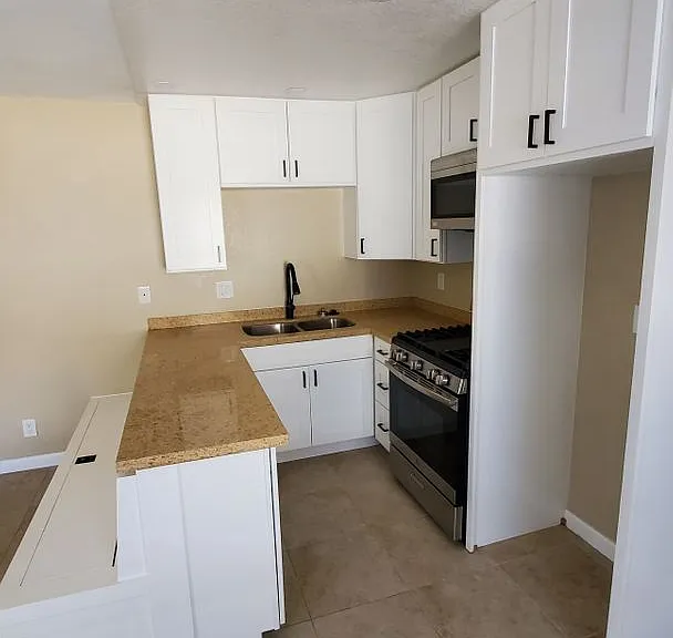 10037 Samoa Ave — Photo 2