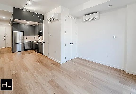 3rd image of 931 Carroll St #812