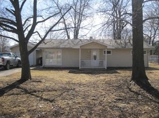 3 Neal St, Fairfield, IL 62837