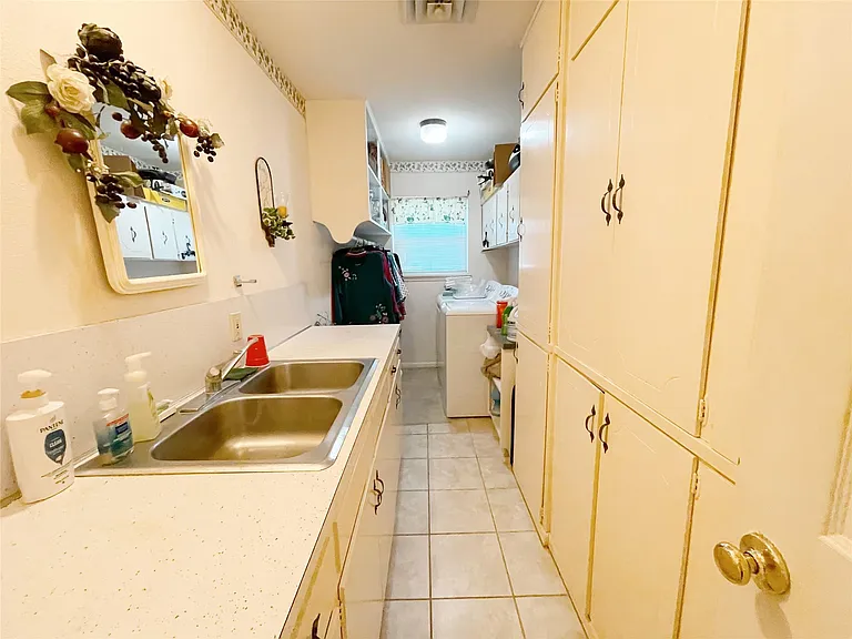 700 Shanklin Rd — Photo 32