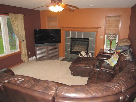 5th image of 409 E Sunny Hill Dr