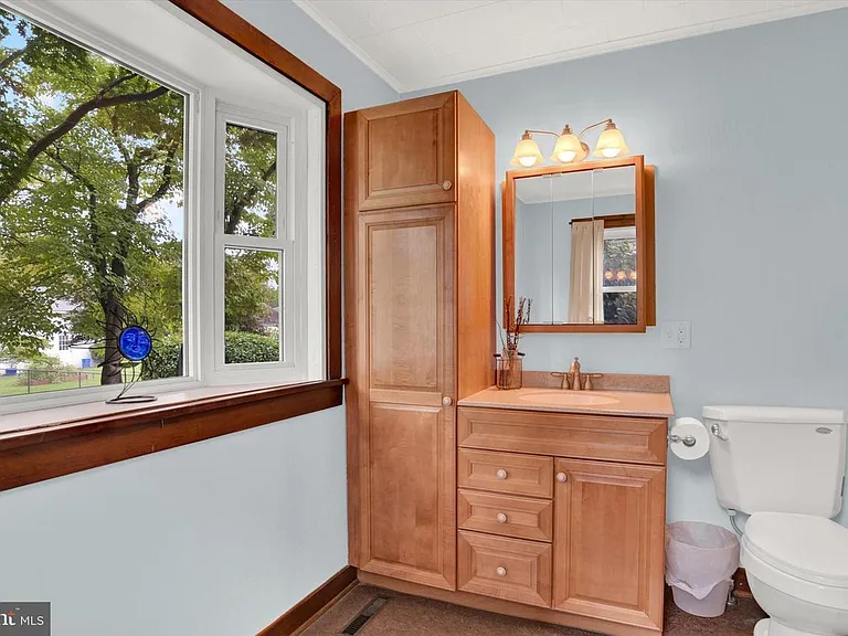 First floor 1/2 bath