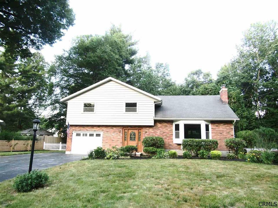 1st image of 8 Arnold Dr