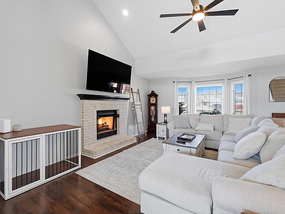 5th image of 1017 Windsor Lake Dr