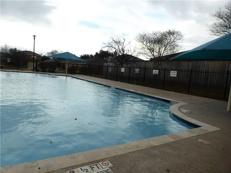 1572 Crown View Dr — Photo 21