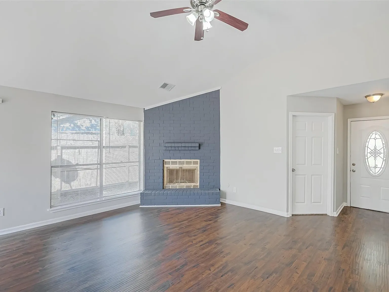 3 bed, 2.0 bath, 1096 sqft, $1,900 — Photo 4