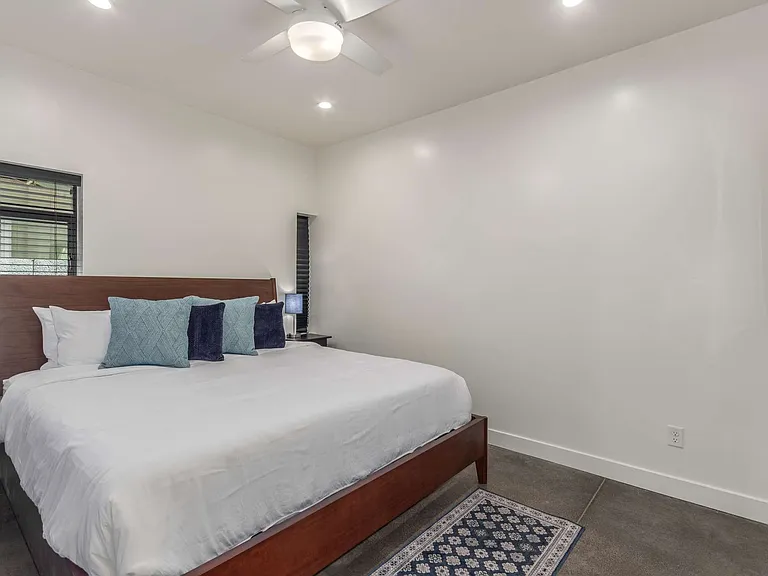 1017 E Garfield St — Photo 12