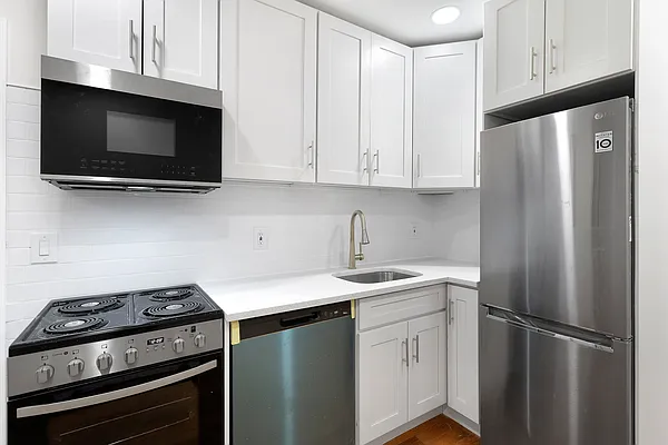 Rented by Safdie Realty Group | media 2