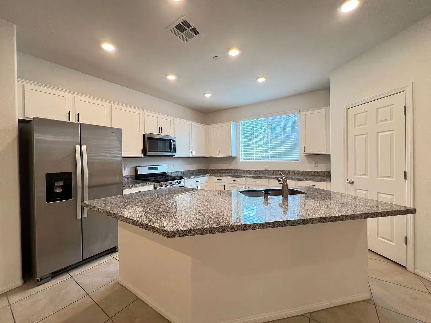 1347 Graphite Ave — Photo 4