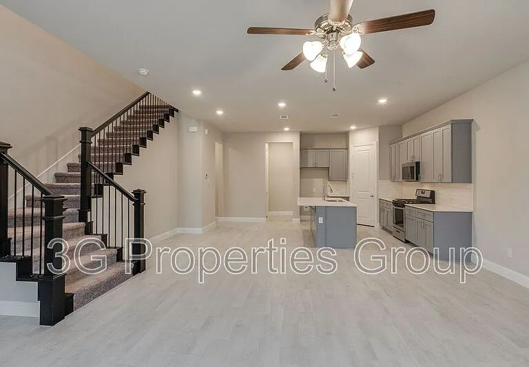 913 Ponds Edge Ln — Photo 8