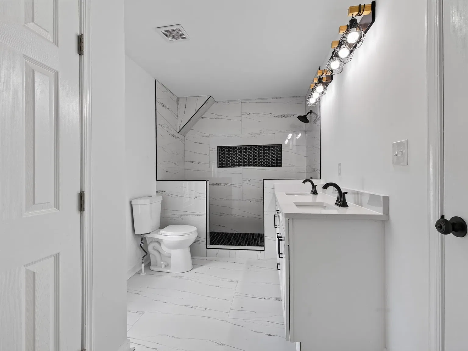 5 bed, 3.5 bath, 2422 sqft, $3,500 — Photo 4