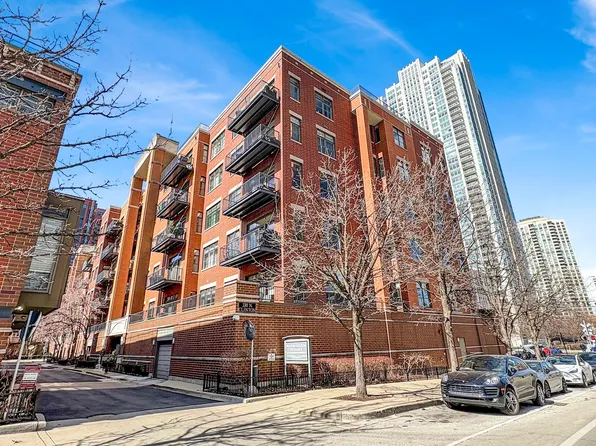 330 N Clinton St APT 504, Chicago, IL 60661
