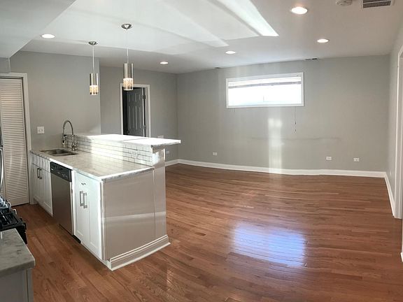 2nd image of 3627 W Oakdale Ave APT 1R