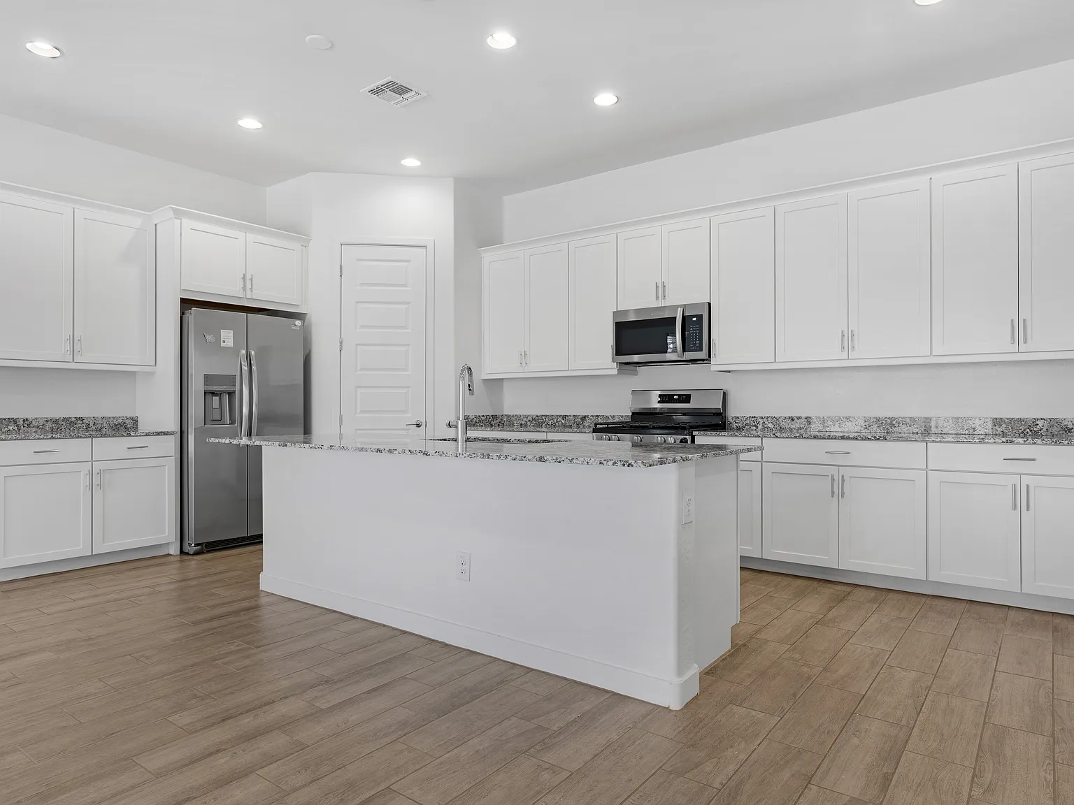 4 bed, 2296 sqft, $3,200 — Photo 4