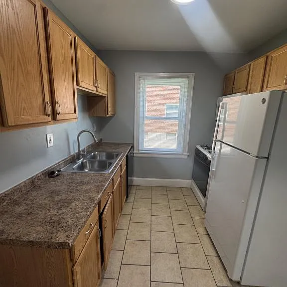 2539 Leslie Ave — Photo 2