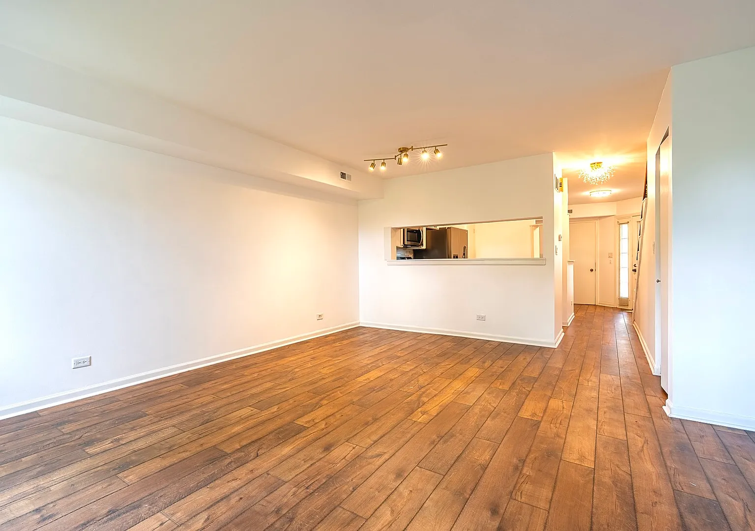 2 bed, 2.5 bath, 1250 sqft, $3,000 — Photo 4