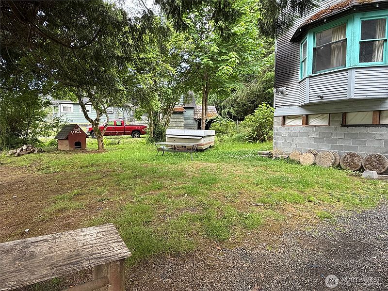 3rd image of 2833 Wishkah Road