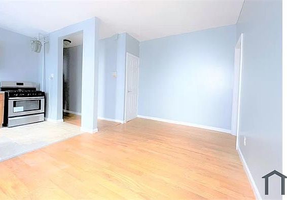3rd image of 47 Caroline St Floor 2
