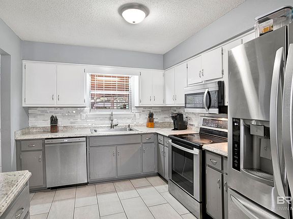 3rd image of 6330 Woodside Dr