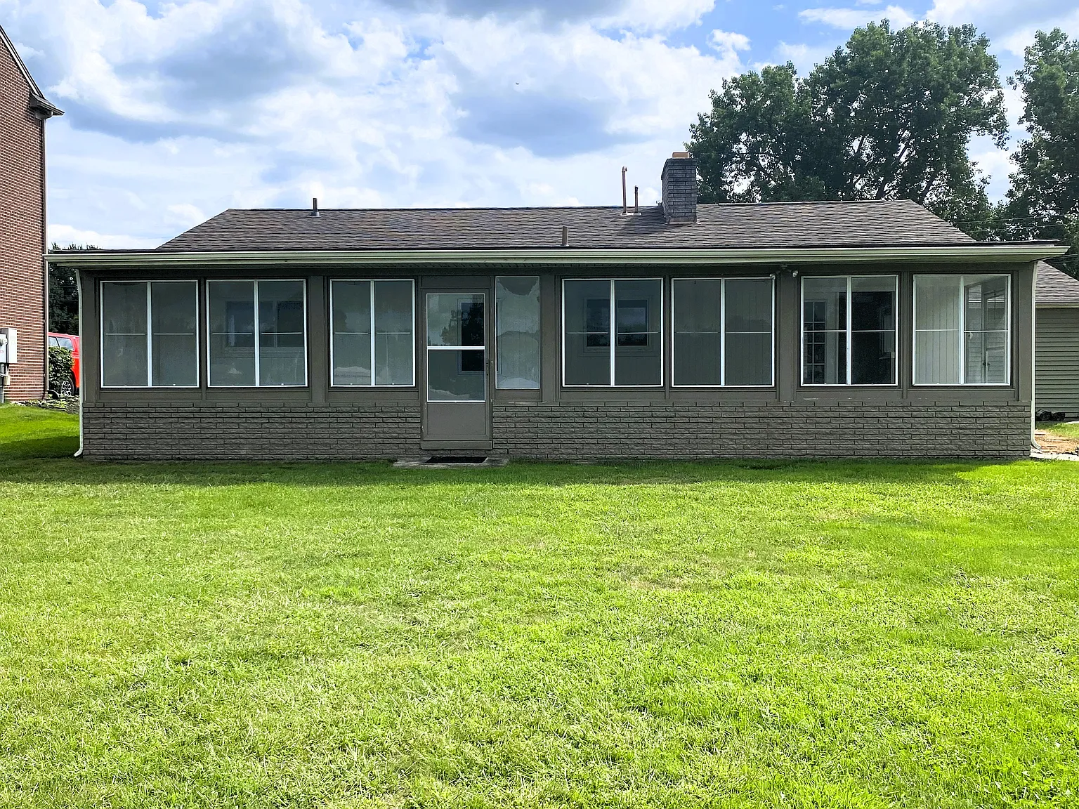 3 bed, 1300 sqft, $2,100 — Photo 3
