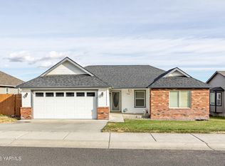 1109 Crestview Dr, Selah, WA 98942