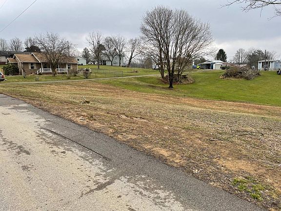 3rd image of 709 Hollybrook Dr