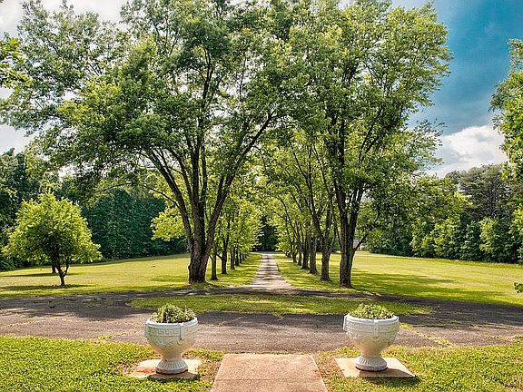 3rd image of 2681 Holly Hills Dr