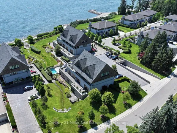 10 Maple Grove Dr #26, Oakville, ON L6J 0E1